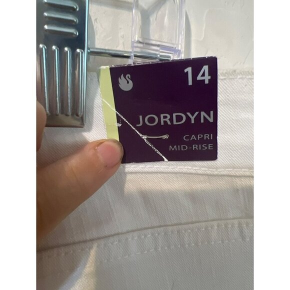 Gloria Vanderbilt White Jordyn Capri With Crystal Details on Pockets NWT Sz 14 - Picture 5 of 8